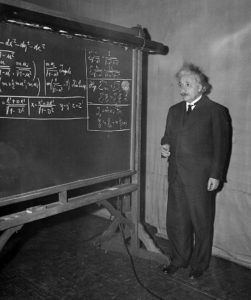 Albert Einstein frente a la pizarra