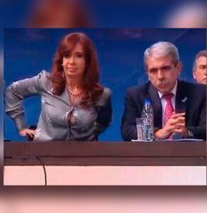 Cristina Elisabet Fernández de Kirchner muestra su escote