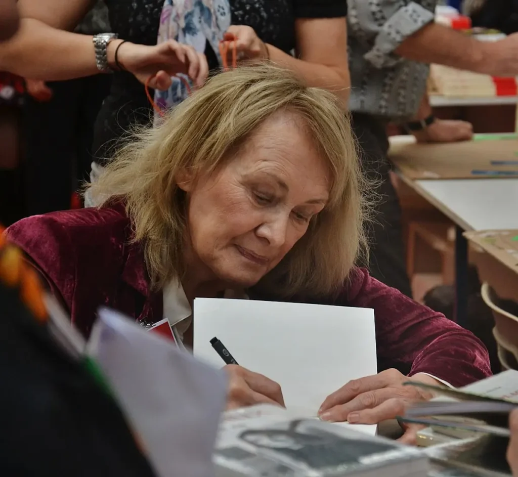 Annie Ernaux firmando sus novelas